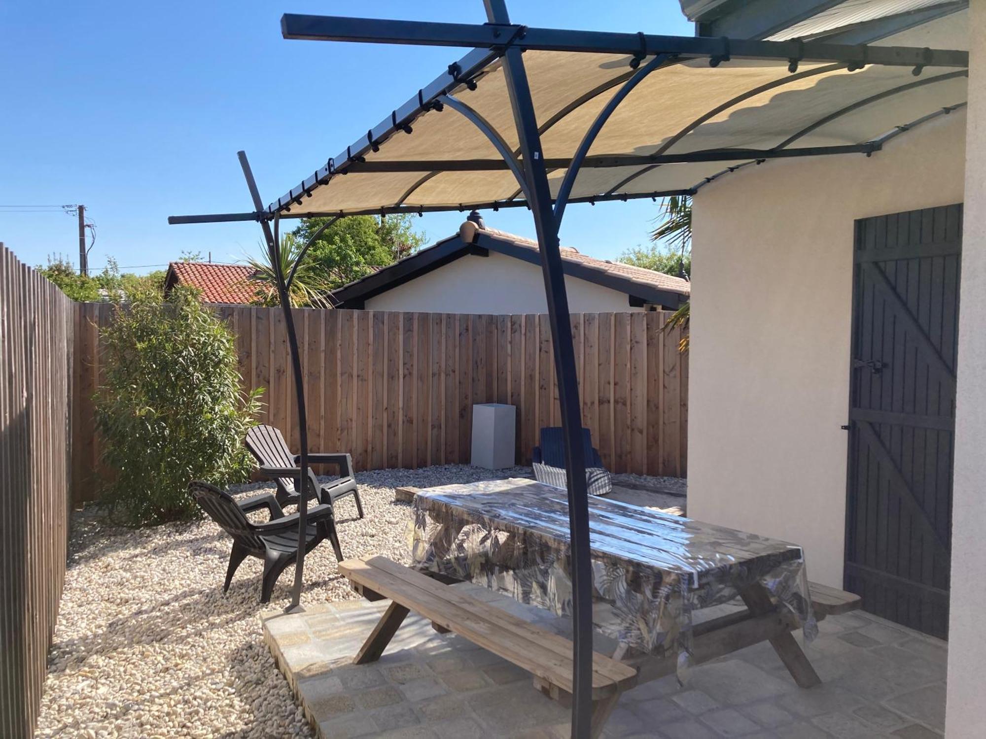 Guest house Les Du Bassin D'arcachon: Charming Retreats With Optional Breakfast Gujan-Mestras